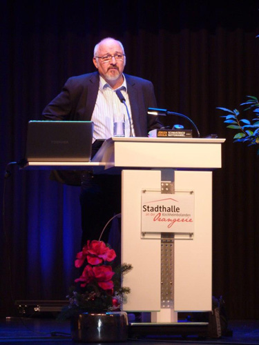 Jürgen Grässlin bei der Rede des Kirchheimbonlandener Friedenspreises